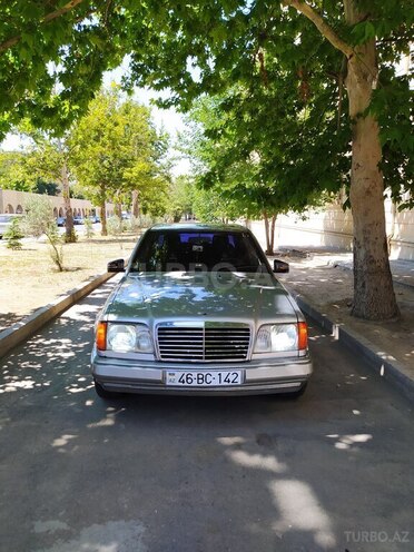 Mercedes E 220 1995, 62,500 km - 2.2 l - Naftalan
