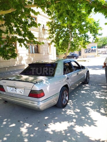 Mercedes E 220 1995, 62,500 km - 2.2 l - Naftalan