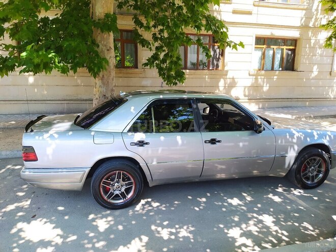Mercedes E 220 1995, 62,500 km - 2.2 l - Naftalan