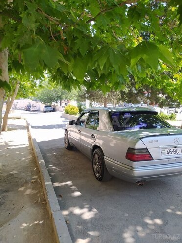 Mercedes E 220 1995, 62,500 km - 2.2 l - Naftalan