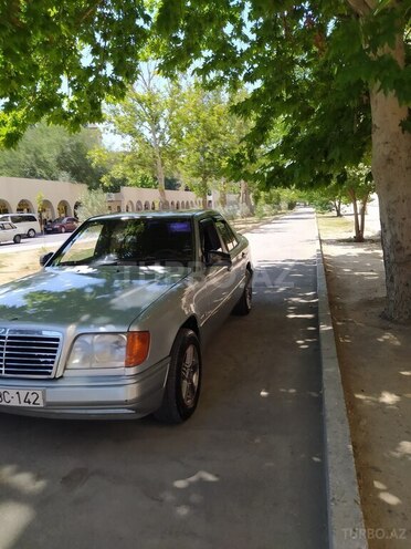 Mercedes E 220 1995, 62,500 km - 2.2 l - Naftalan