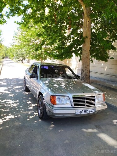 Mercedes E 220 1995, 62,500 km - 2.2 l - Naftalan