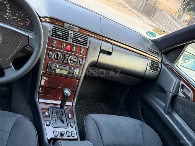 Mercedes E 200 1996, 379,916 km - 2.0 l - Bərdə
