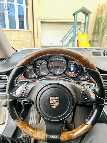 Porsche Panamera 4-11