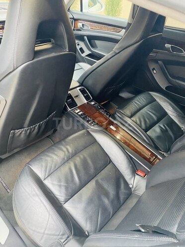 Porsche Panamera 4-8