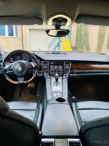 Porsche Panamera 4-10