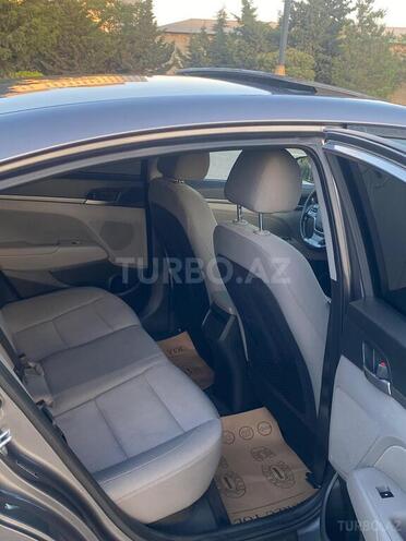 Hyundai Elantra-8