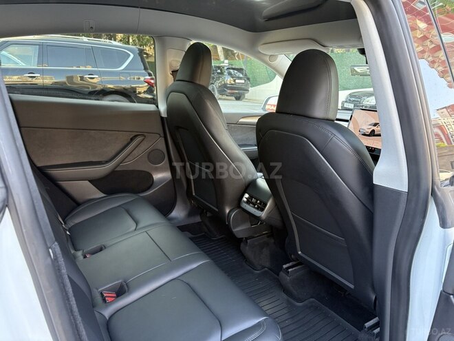 Tesla Model Y-9