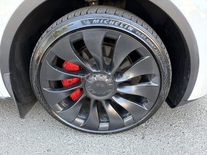 Tesla Model Y-7