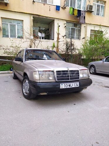 Mercedes E 320 1990, 402,000 km - 3.2 л - Sumqayıt