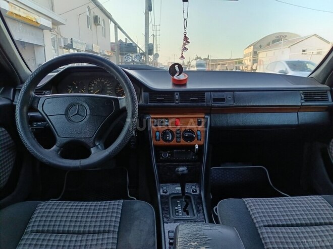 Mercedes E 220 1992, 250,000 km - 2.2 l - Bakı