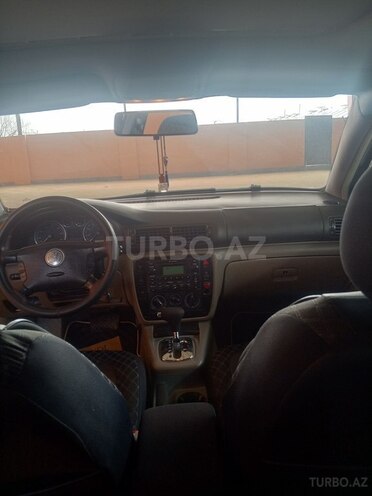 Volkswagen Passat 2002, 200,000 km - 1.8 l - Salyan