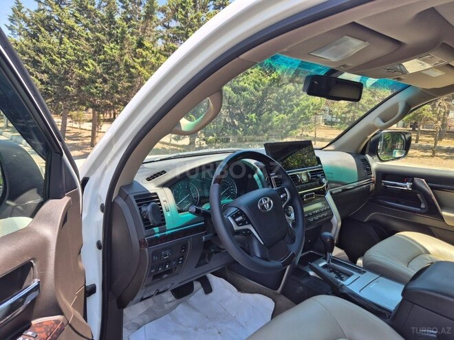 Toyota Land Cruiser-9