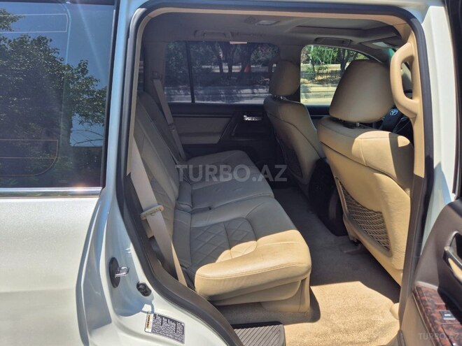 Toyota Land Cruiser-6