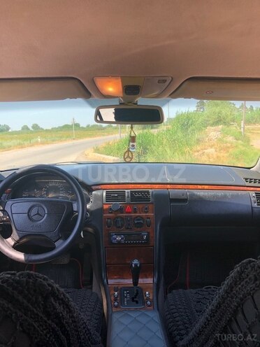 Mercedes E 240 1998, 250,000 km - 2.4 l - Beyləqan