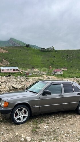 Mercedes 190 1992, 450,000 km - 1.8 l - Qusar