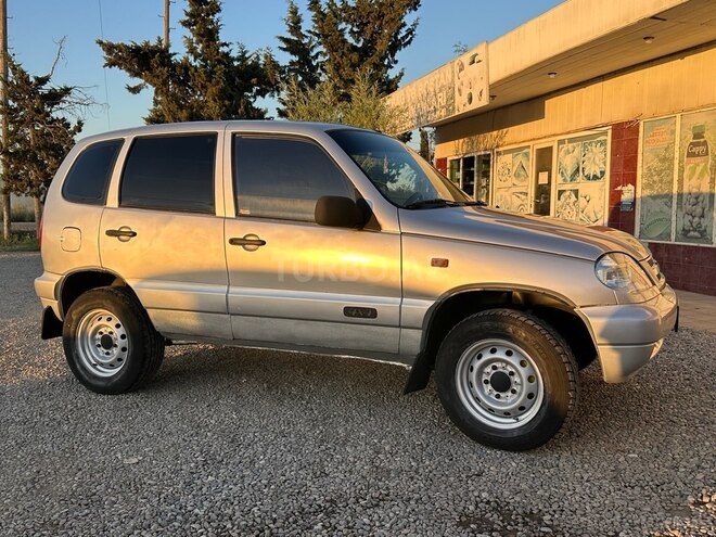 Chevrolet Niva 2006, 87,000 km - 1.7 л - Salyan
