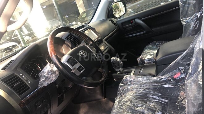Toyota Land Cruiser-6