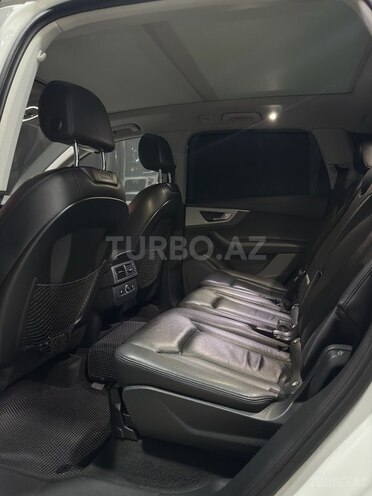 Audi Q7-13
