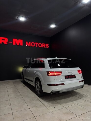 Audi Q7-9