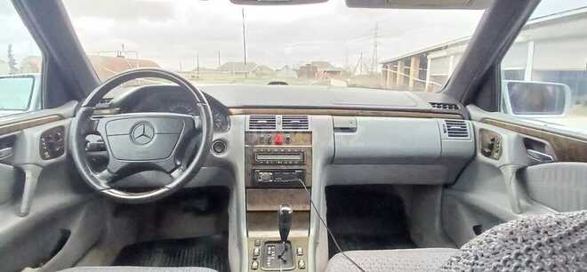Mercedes E 240 1997, 332,000 km - 2.4 l - Salyan