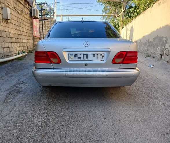 Mercedes E 240 1997, 332,000 km - 2.4 l - Salyan