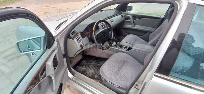 Mercedes E 240 1997, 332,000 km - 2.4 l - Salyan