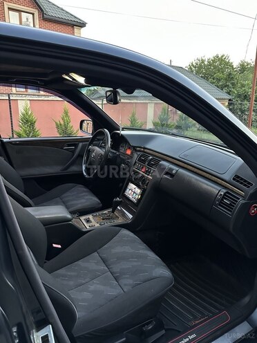 Mercedes E 280 2000, 529,000 km - 2.8 l - Füzuli