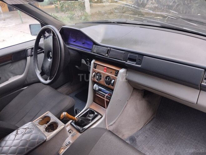 Mercedes E 260 1988, 456,785 km - 2.6 l - Salyan