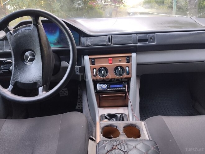 Mercedes E 260 1988, 456,785 km - 2.6 l - Salyan
