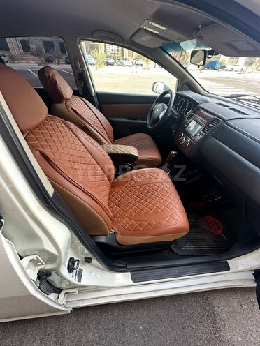 Nissan Tiida-13