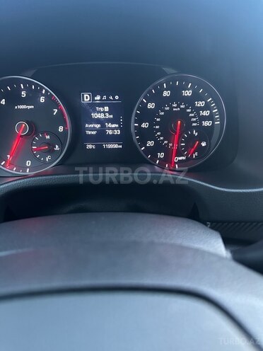 Hyundai Elantra-21