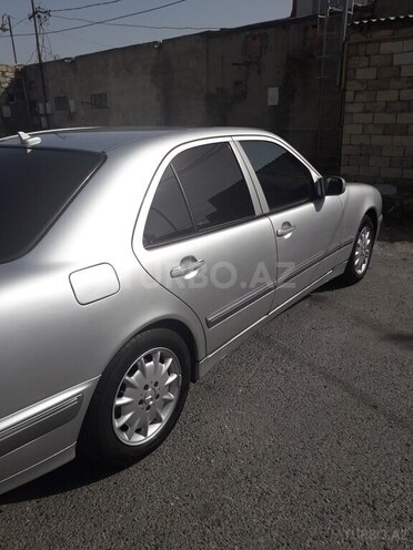 Mercedes E 280 1999, 268,000 km - 2.8 l - Bakı