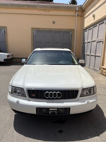 Audi S8-1