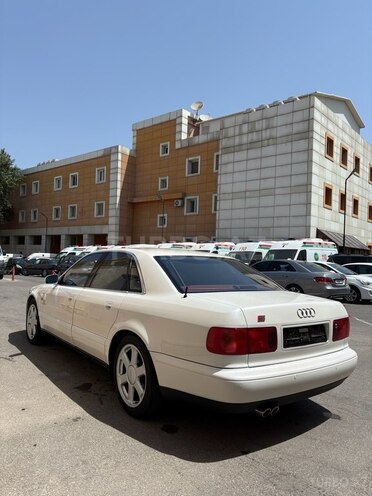 Audi S8-4