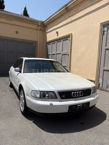 Audi S8-6