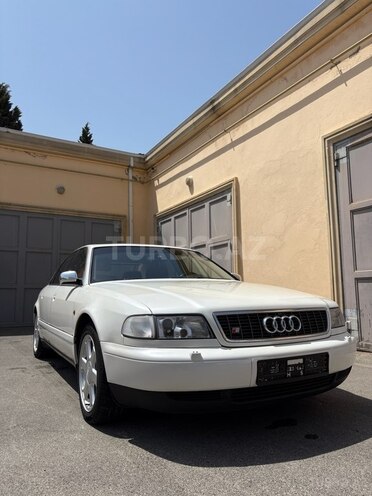 Audi S8-8