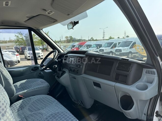 Ford Transit-9