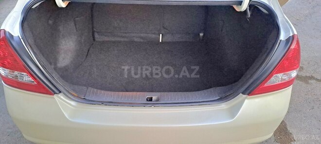 Nissan Tiida-12