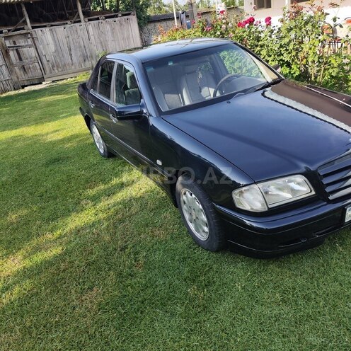Mercedes C 220 d-3