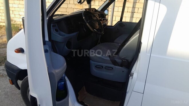 Ford Transit-17