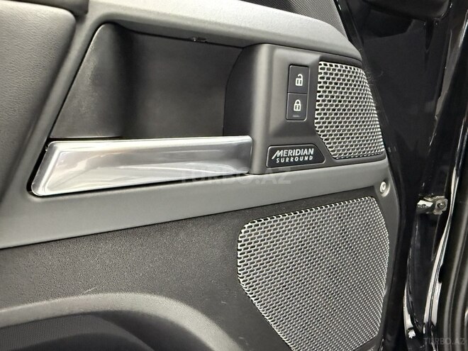 Land Rover Defender-17