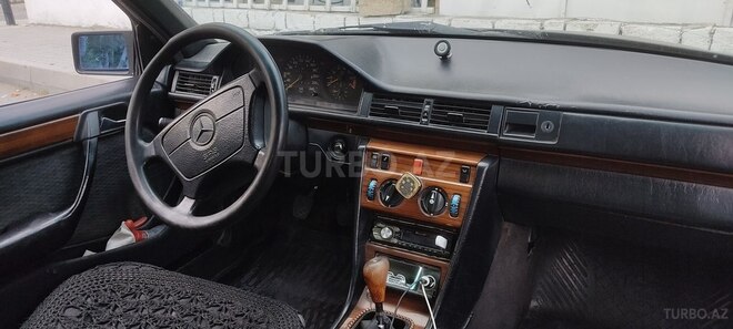 Mercedes E 220 1993, 350,000 km - 2.3 l - İsmayıllı