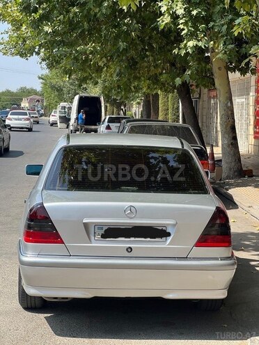 Mercedes C 220 d-3