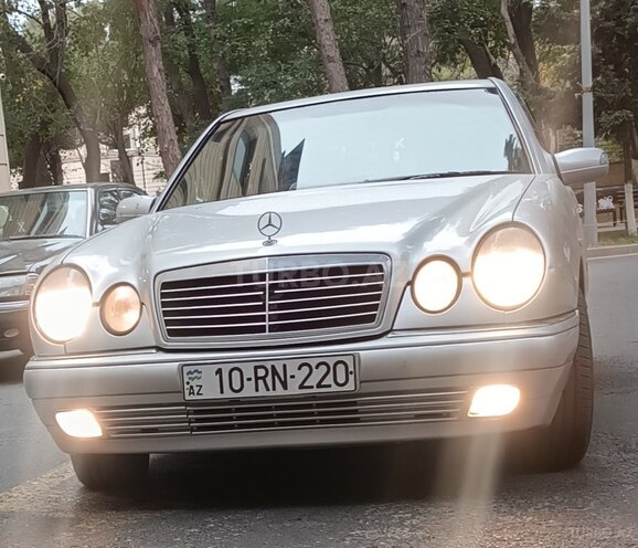 Mercedes E 240 1999, 270,000 km - 2.4 l - Bakı