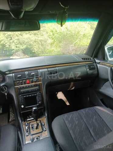 Mercedes E 220 d 2000, 235,000 km - 2.2 л - Qax