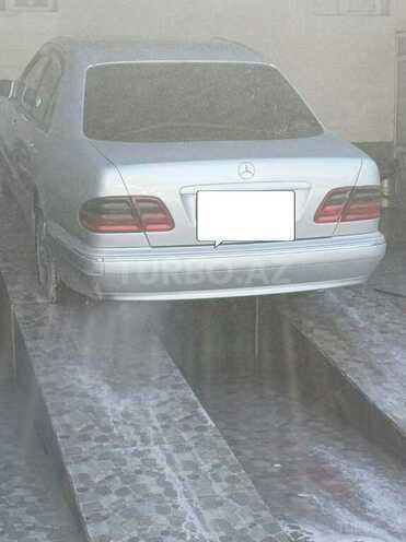 Mercedes E 220 d 2000, 235,000 km - 2.2 л - Qax