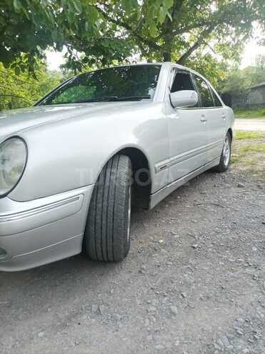 Mercedes E 220 d 2000, 235,000 km - 2.2 л - Qax