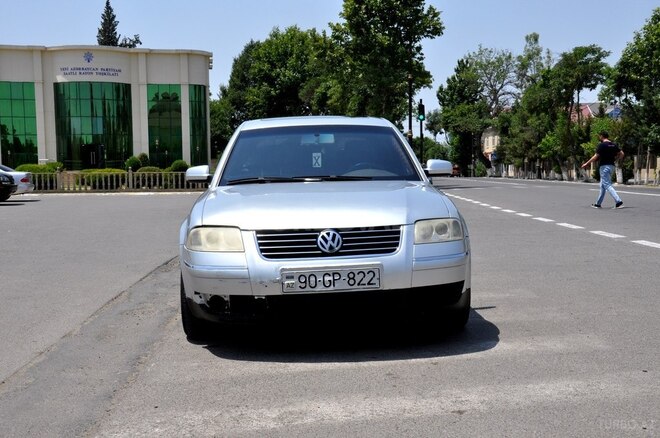 Volkswagen Passat 2003, 244,000 km - 1.8 l - Saatlı