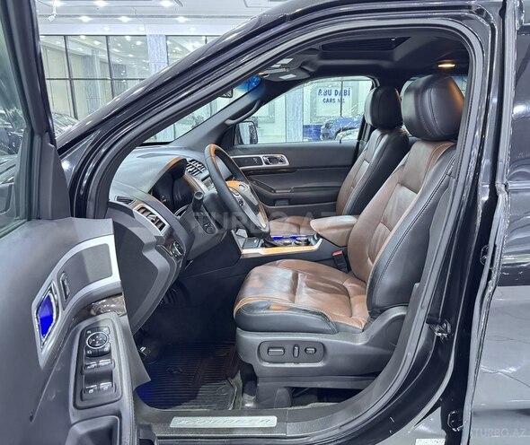 Ford Explorer-11